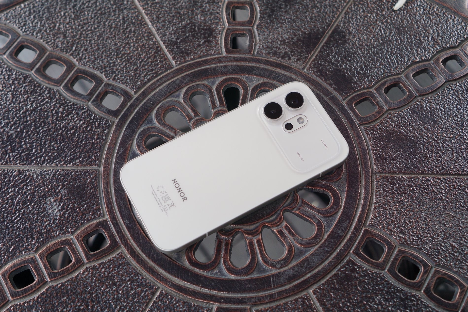Khó tin nhưng là sự thật - đây là cái tên có thể đối đầu smartphone flagship bằng AI Imaging và giá trị sử dụng thực tế - Ảnh 1