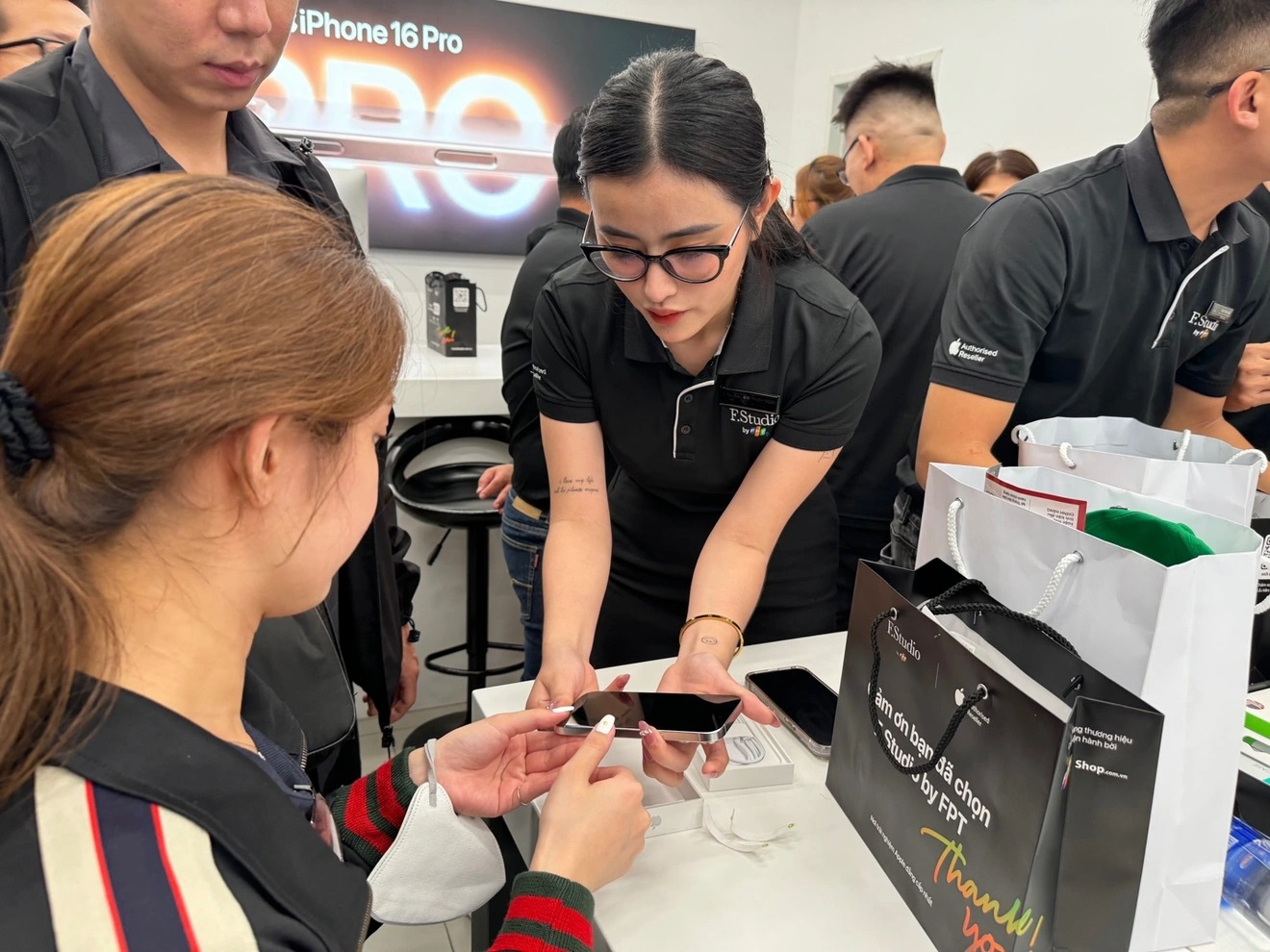 Lần đầu tiên sau nhiều năm, Apple chịu thua! - Ảnh 1