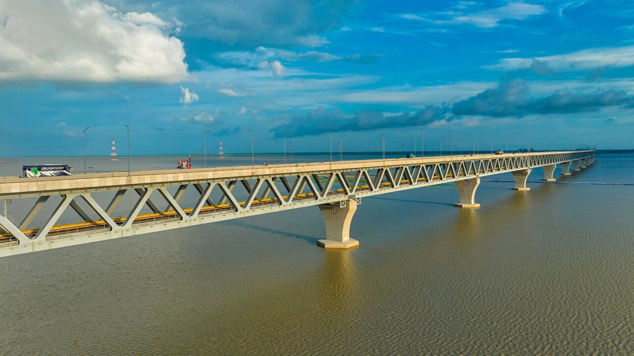 Phát hiện 264 thanh thép 'khổng lồ' bị Trung Quốc cắm sâu 122m dưới lòng sông, thứ chúng đang gánh phía trên là công trình thế kỷ - Ảnh 2
