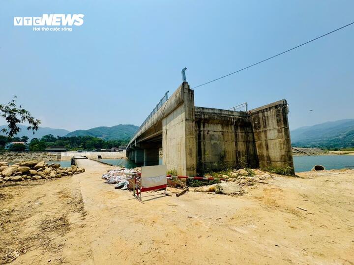 Cầu xây xong nằm chơi vơi giữa sông, dân không thể qua lại vì thiếu đường dẫn - Ảnh 6
