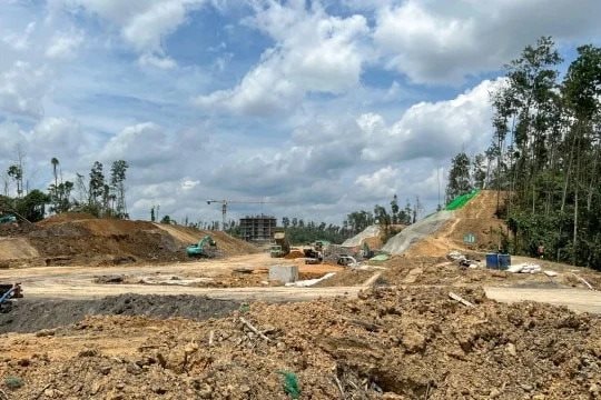 Phát hiện loạt xe ủi Trung Quốc rầm rộ san phẳng rừng rậm, xây công trình 'thế kỷ' trị giá hàng chục tỷ USD, rộng gần 2.600 km² tại nước láng giềng Việt Nam - Ảnh 1