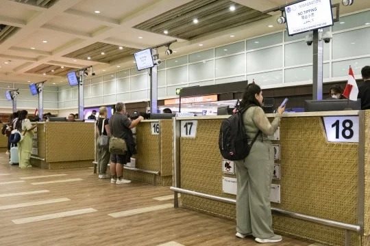 Bê bối tham nhũng rúng động nước Đông Nam Á: Loạt quan chức xuất nhập cảnh bị bắt vì 'vòi' 230 tỷ đồng từ người nước ngoài, cựu thứ trưởng bỏ túi 160 triệu/tuần, hơn 35 cán bộ có nguồn thu bất chính - Ảnh 1