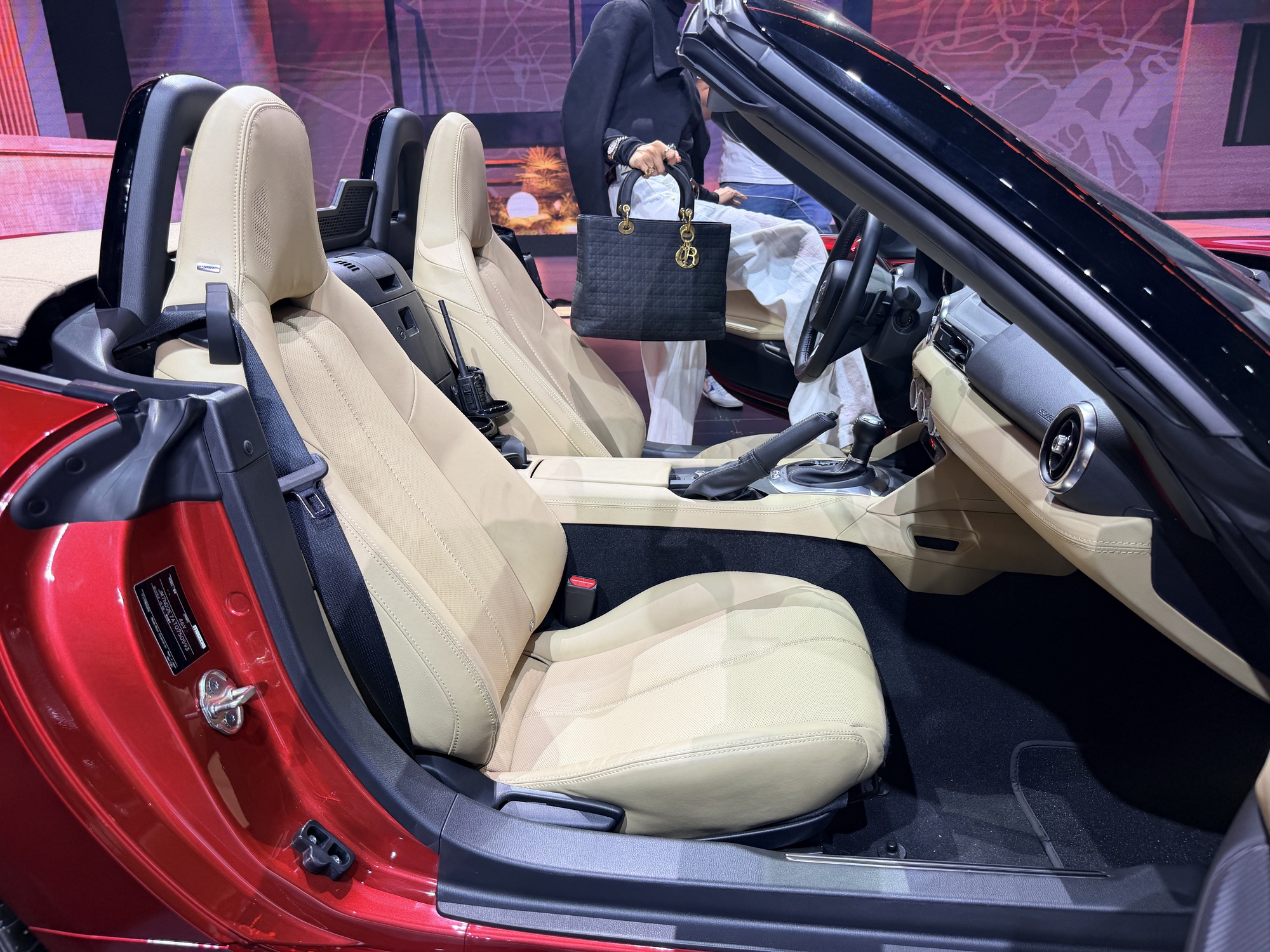 Mazda MX-5 giá 1,339 tỷ đồng, có cả mui mềm và mui cứng cho ‘dân chơi’ Việt - Ảnh 4