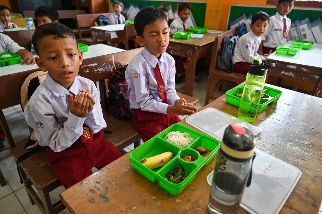 Hơn 33.000 học sinh ngộ độc thực phẩm vì bữa ăn học đường, cơ quan thực thi khai khống chi phí, mua sắm vô tội vạ, tổng thống lập tức cách chức dàn lãnh đạo - Ảnh 1