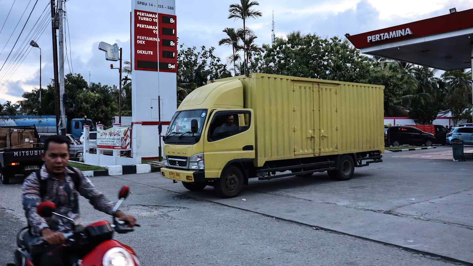 Xếp hàng 10 tiếng chưa chắc đã đổ được xăng, mất điện triền miên cả tuần: Chuyện gì đang diễn ra tại nền kinh tế lớn nhất Đông Nam Á? - Ảnh 1