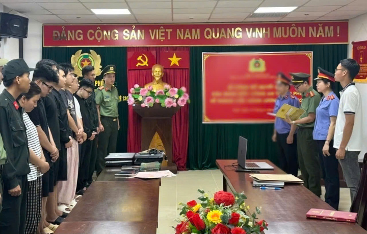 Khởi tố 7 kẻ chiếm đoạt hơn 5,5 tỷ đồng từ thẻ thanh toán quốc tế - Ảnh 1