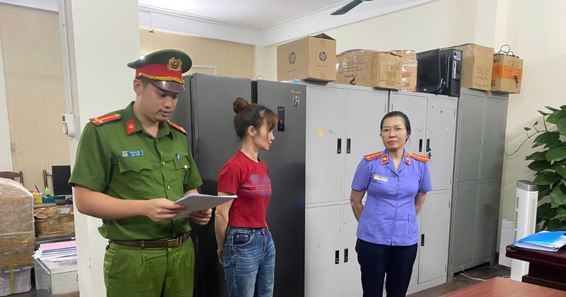 Khởi tố chủ xưởng sản xuất hàng trăm nghìn gói băng vệ sinh, bỉm trẻ em giả - Ảnh 1