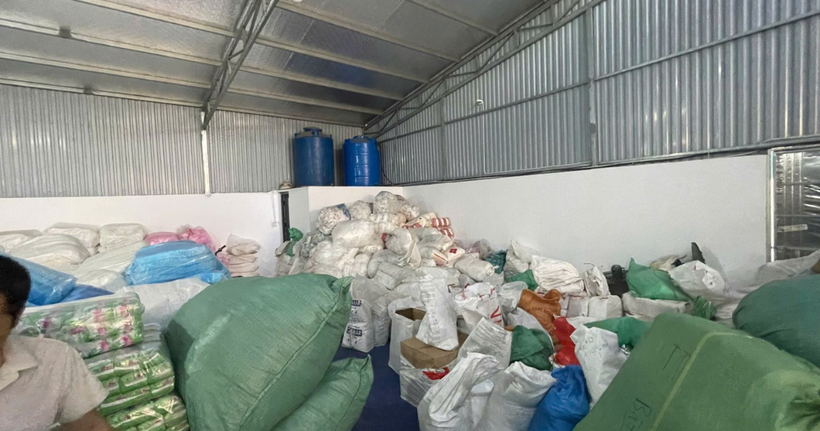 Khởi tố chủ xưởng sản xuất hàng trăm nghìn gói băng vệ sinh, bỉm trẻ em giả - Ảnh 3