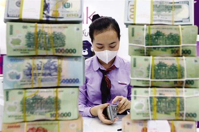Vì sao ngân hàng vẫn khó huy động tiền gửi dù lãi suất tiết kiệm tăng mạnh? - Ảnh 1