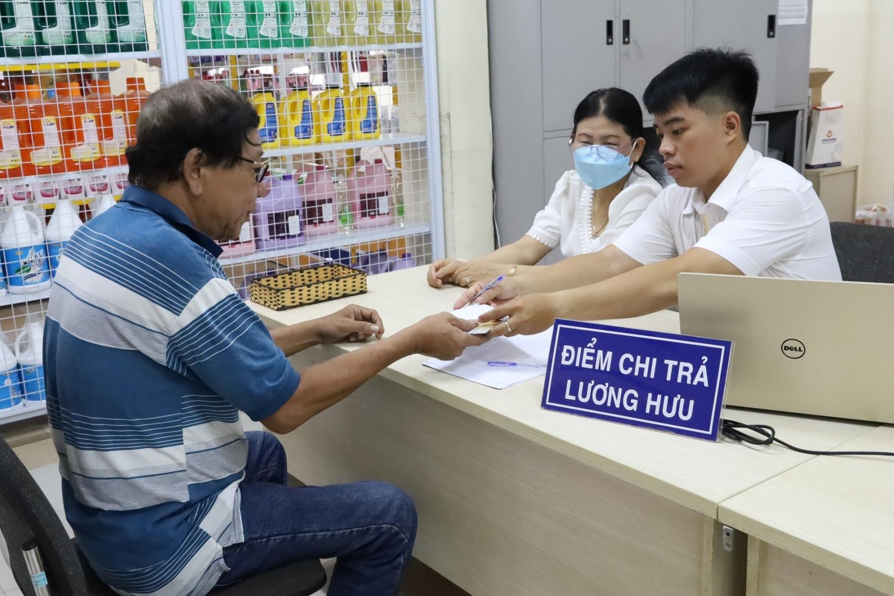 Bộ Nội vụ đề xuất "thoát ly" mức tham chiếu bảo hiểm xã hội khỏi lương cơ sở - Ảnh 1