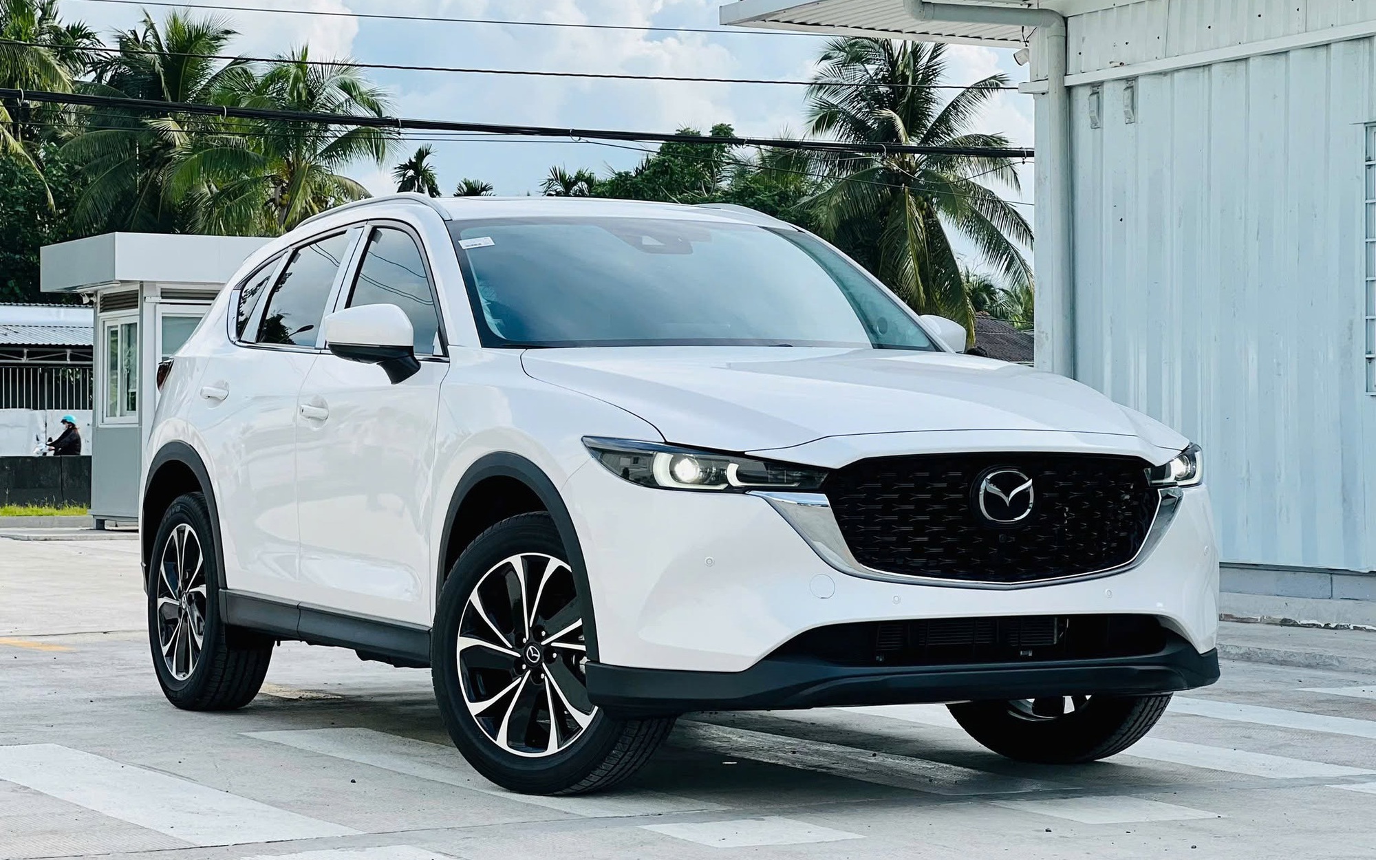 Mazda CX-5 dò đáy giá, chỉ còn 681 triệu đồng tại đại lý, 'phả hơi nóng' xuống cả nhóm Seltos, Xforce trước thềm ra mắt đời mới - Ảnh 1
