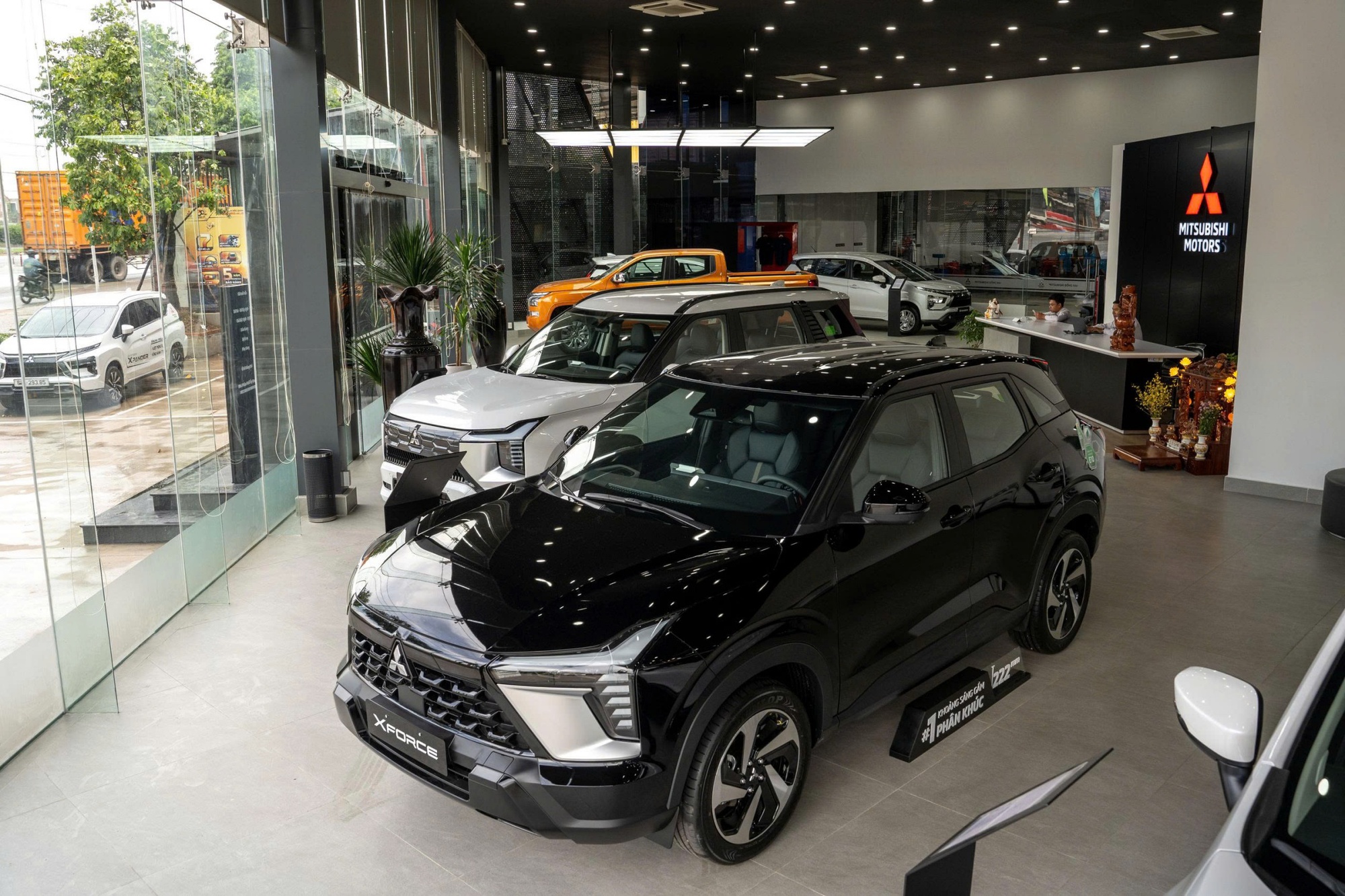 Xe bán ngày càng nhiều, Mitsubishi nâng cấp đại lý cho khách đỡ phải chờ lâu: Có nơi mới rộng 3.750m2, chứa 23 khoang sửa và đồng sơn - Ảnh 1