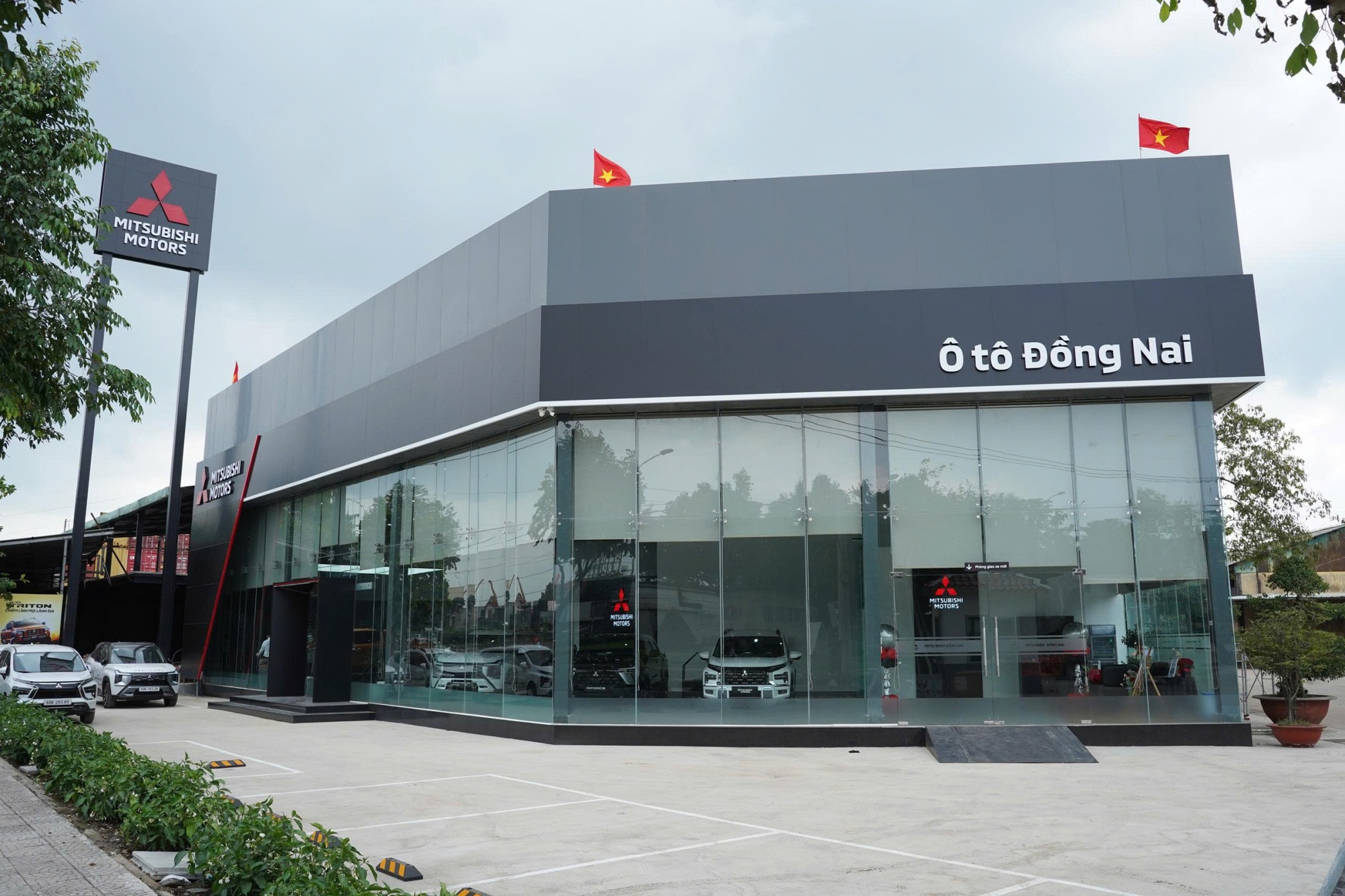 Xe bán ngày càng nhiều, Mitsubishi nâng cấp đại lý cho khách đỡ phải chờ lâu: Có nơi mới rộng 3.750m2, chứa 23 khoang sửa và đồng sơn - Ảnh 3