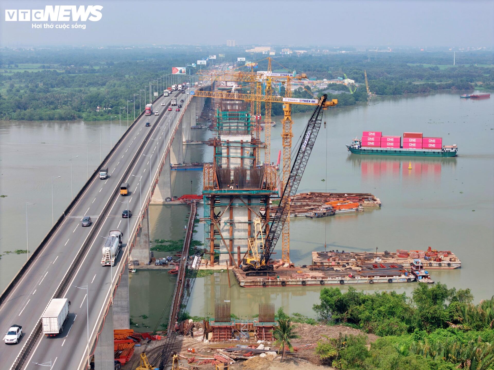 Cầu trên cao tốc kết nối sân bay Long Thành dần lộ diện sau 10 tháng thi công - Ảnh 1