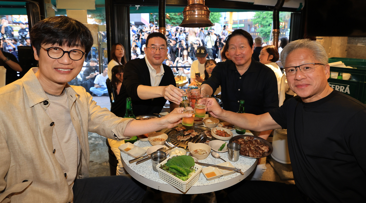 CEO Jensen Huang gặp lãnh đạo các DN có ảnh hưởng ở Hàn Quốc nhưng bàn ăn của họ được quan tâm hơn cả? - Ảnh 1