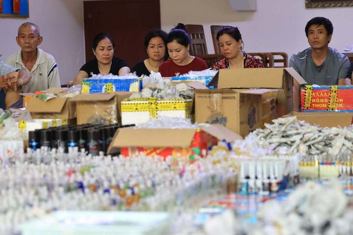 Từ 10 nỏ thuỷ tinh, công an triệt phá đường dây sản xuất dụng cụ dùng ma túy lớn - Ảnh 1