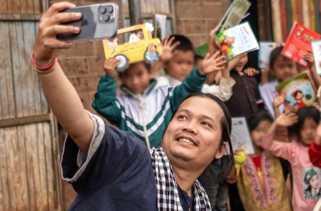 Hoàng Hoa Trung bị tố tự thiết kế màn hình giao dịch chuyển khoản: Ngân hàng Vietcombank trả lời - Ảnh 1