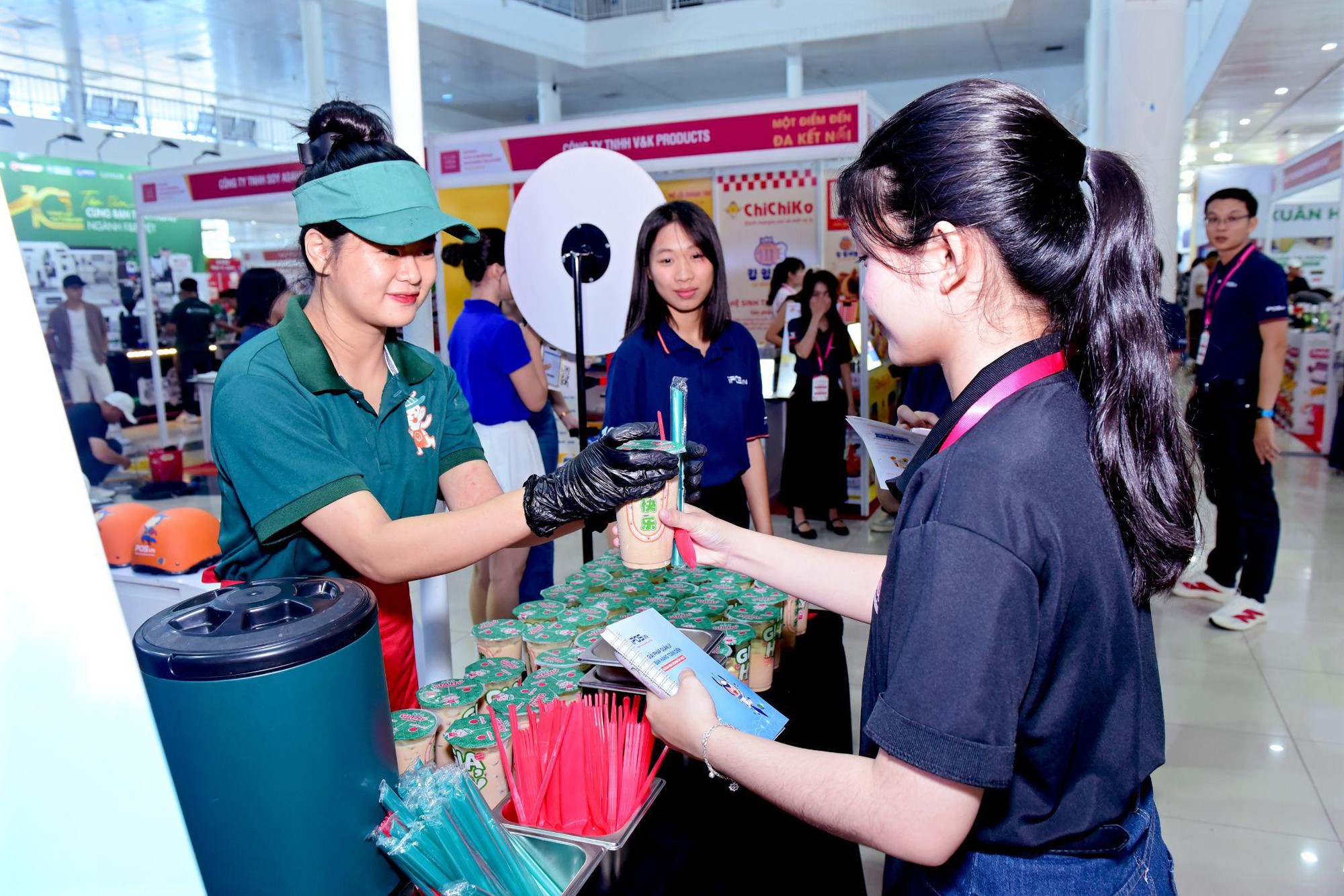 iPOS.vn và Gia Hỷ mang 1.000 ly trà sữa miễn phí đến Food & Drink Show 2026 - Ảnh 1