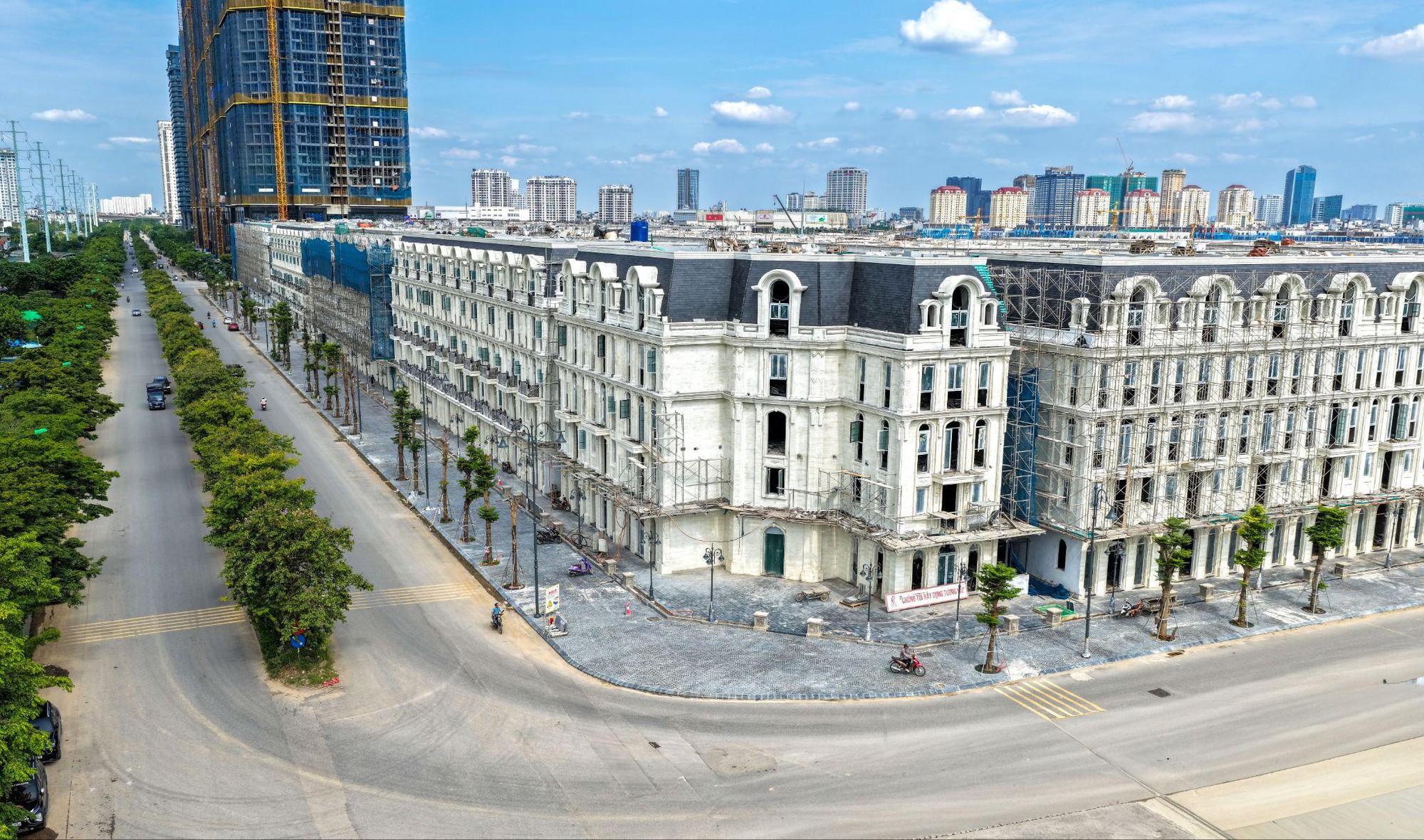 Cận cảnh đại lộ ánh sáng đang thành hình trên trục đường 40m ven sông Hồng tại Ciputra - Ảnh 1