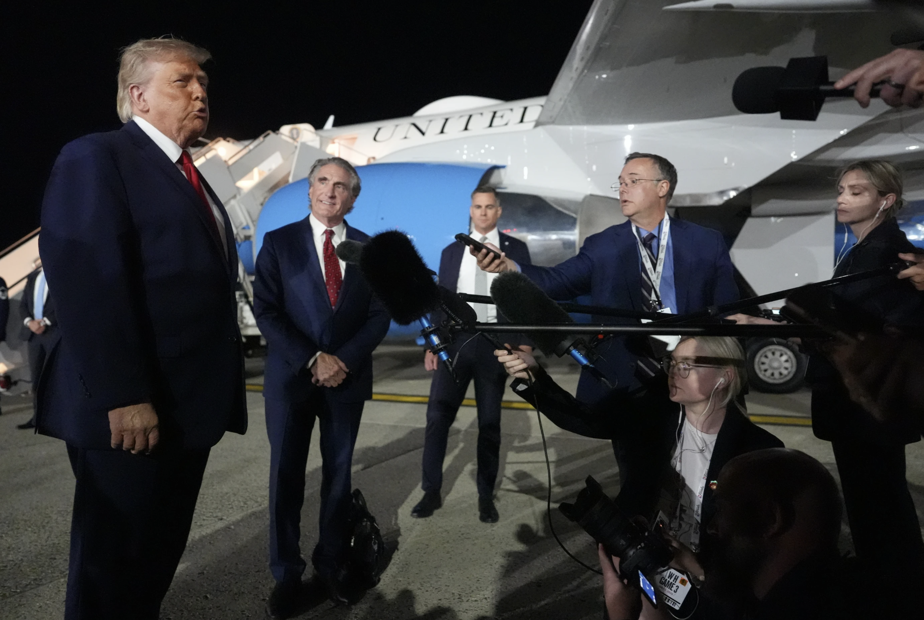Trực thăng Apache của Mỹ rơi gần Hormuz, ông Donald Trump lên tiếng - Ảnh 1