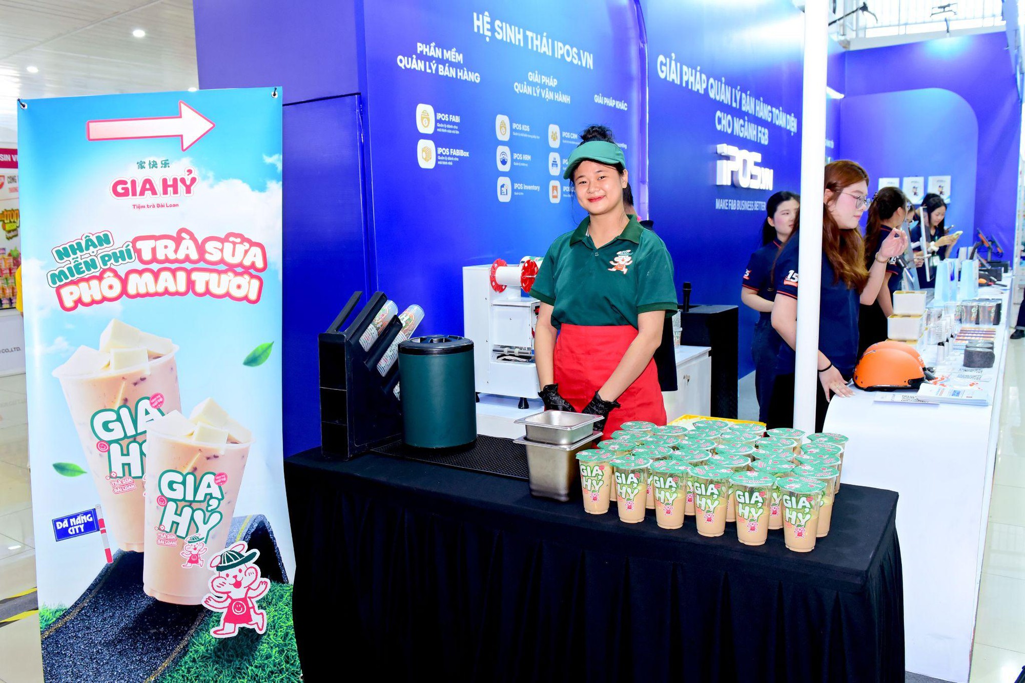 iPOS.vn và Gia Hỷ mang 1.000 ly trà sữa miễn phí đến Food & Drink Show 2026 - Ảnh 2