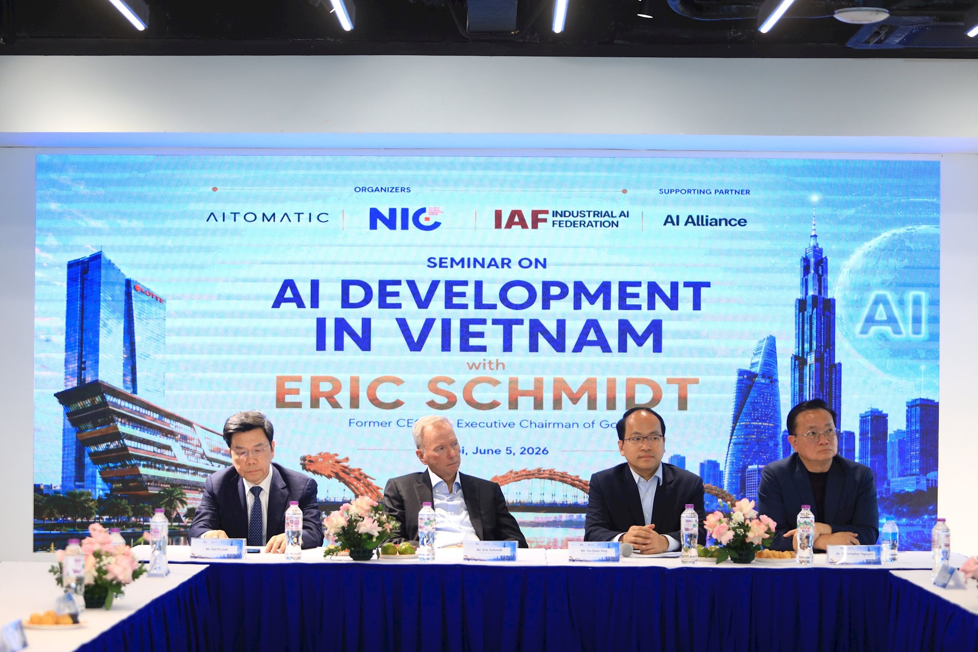 Sang Việt Nam, nguyên Chủ tịch Tập đoàn Google Eric Schmidt "hé lộ" loạt kế hoạch, chỉ ra "kho báu" sẽ giúp Việt Nam dẫn đầu về AI trong tương lai - Ảnh 2