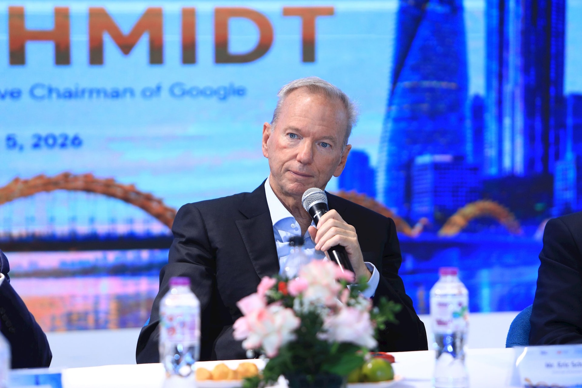 Sang Việt Nam, nguyên Chủ tịch Tập đoàn Google Eric Schmidt "hé lộ" loạt kế hoạch, chỉ ra "kho báu" sẽ giúp Việt Nam dẫn đầu về AI trong tương lai - Ảnh 1
