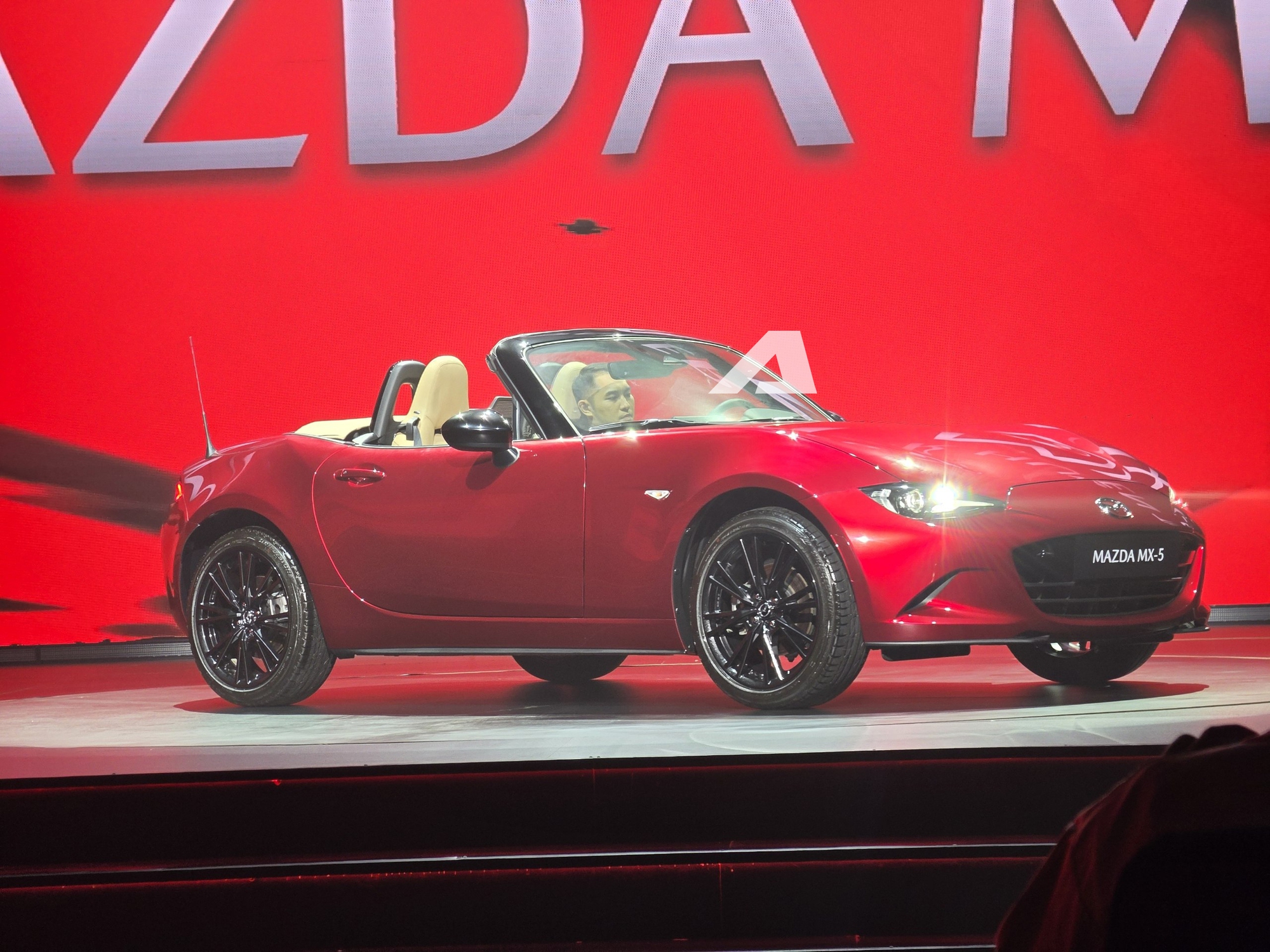 Mazda MX-5 giá 1,339 tỷ đồng, có cả mui mềm và mui cứng cho ‘dân chơi’ Việt - Ảnh 2