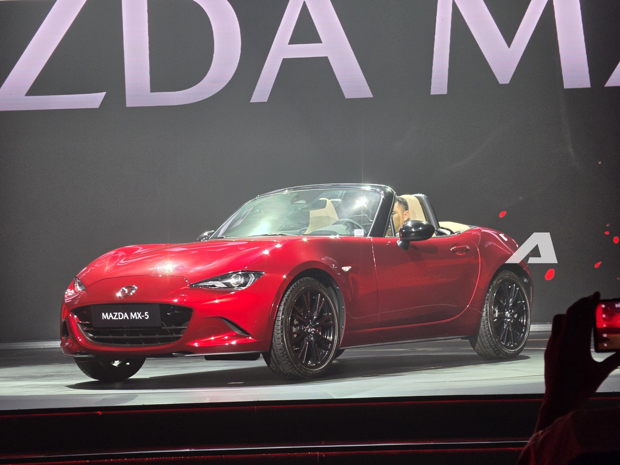 Mazda MX-5 giá 1,339 tỷ đồng, có cả mui mềm và mui cứng cho ‘dân chơi’ Việt - Ảnh 6