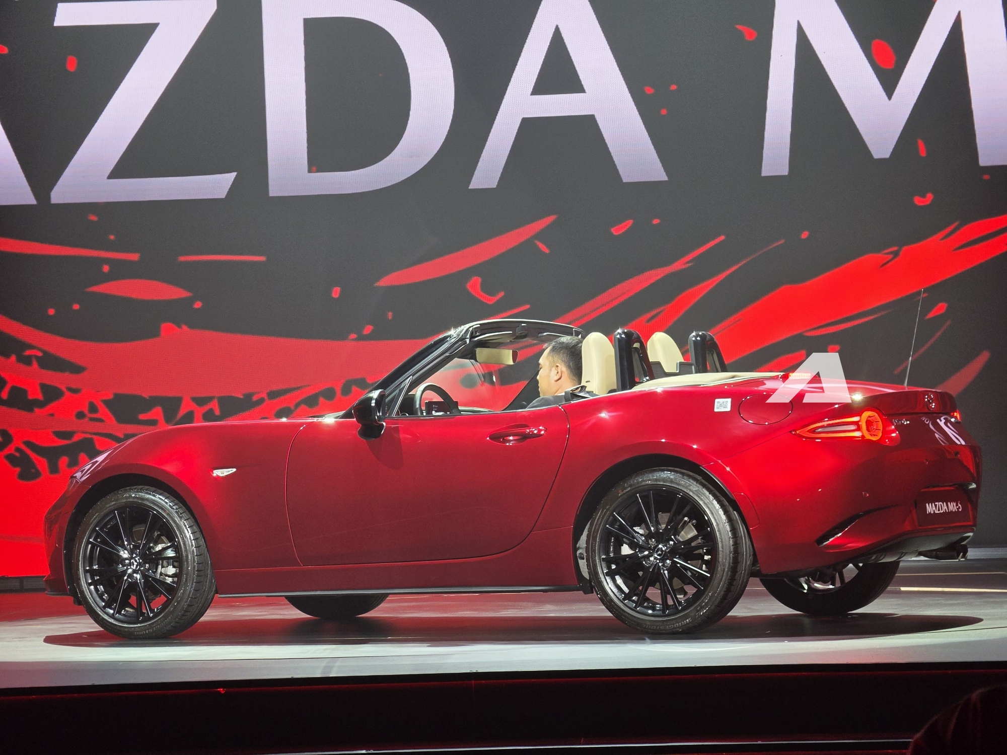 Mazda MX-5 giá 1,339 tỷ đồng, có cả mui mềm và mui cứng cho ‘dân chơi’ Việt - Ảnh 8