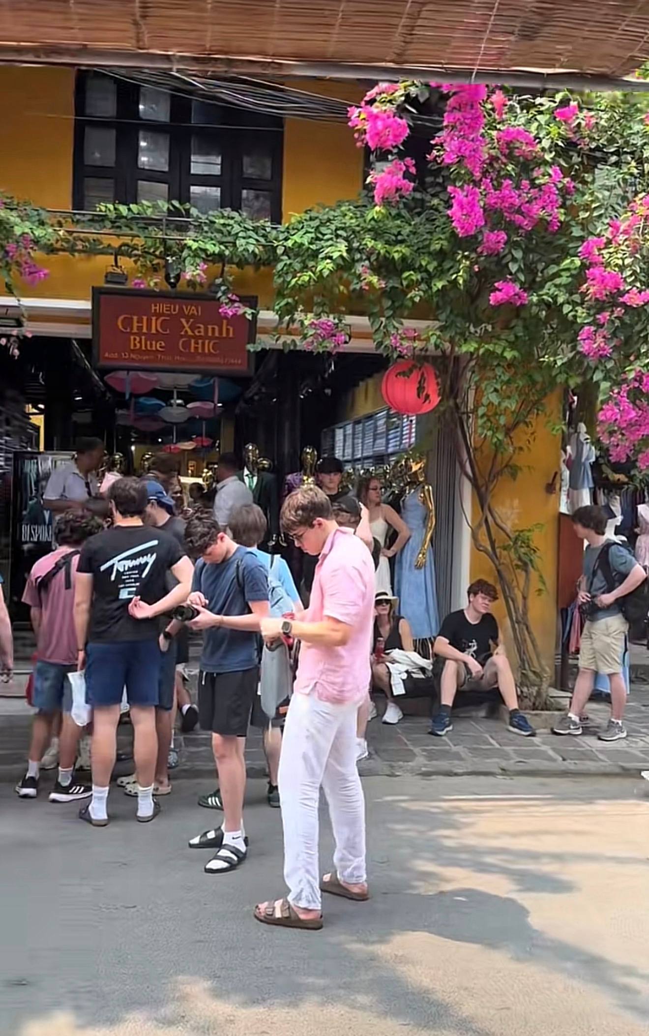 Khách Tây tràn ra phố cổ chờ 2 cô gái Việt Nam, bí mật nằm ở dịch vụ thần tốc chỉ nước mình mới có - Ảnh 1
