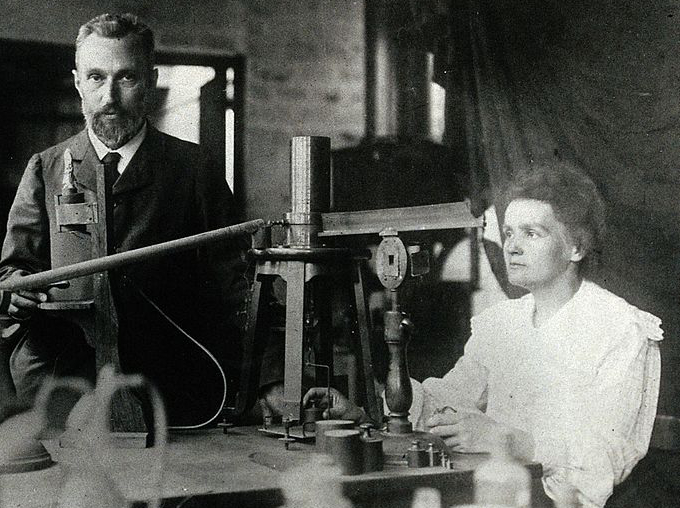 Số phận nghiệt ngã của người phụ nữ đoạt 2 giải Nobel: Cơ thể bị hủy hoại từng ngày bởi chính thứ ánh sáng kỳ diệu mình tìm ra - Ảnh 1