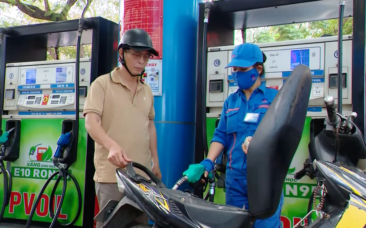 Giá xăng dầu tiếp tục giảm, có loại giảm gần 1.700 đồng/lít - Ảnh 1