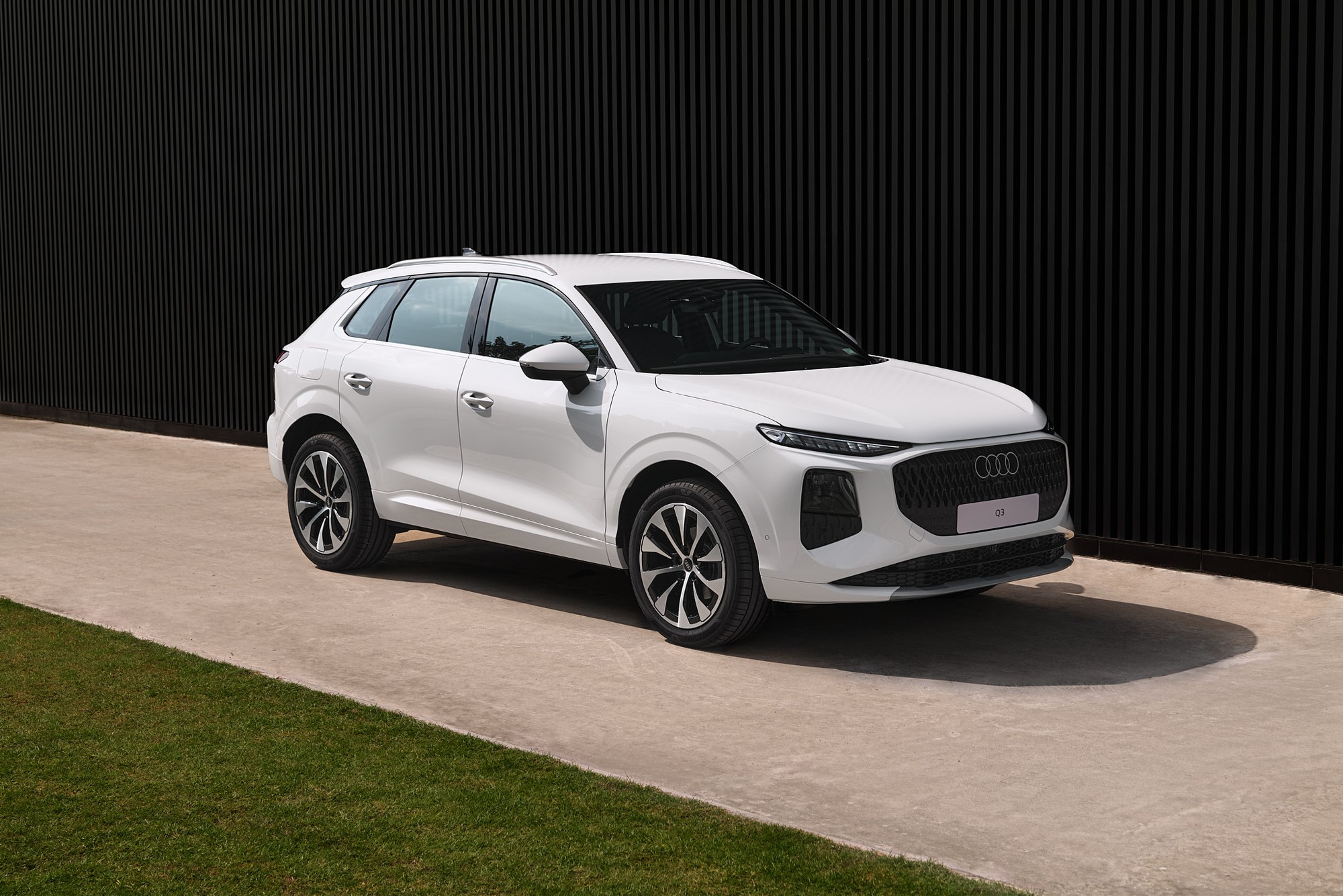 Audi ra mắt 2 mẫu SUV chiến lược Q3, Q5 tại Việt Nam, giá thấp nhất 2,09 tỷ đối đầu Mercedes-Benz và BMW - Ảnh 2
