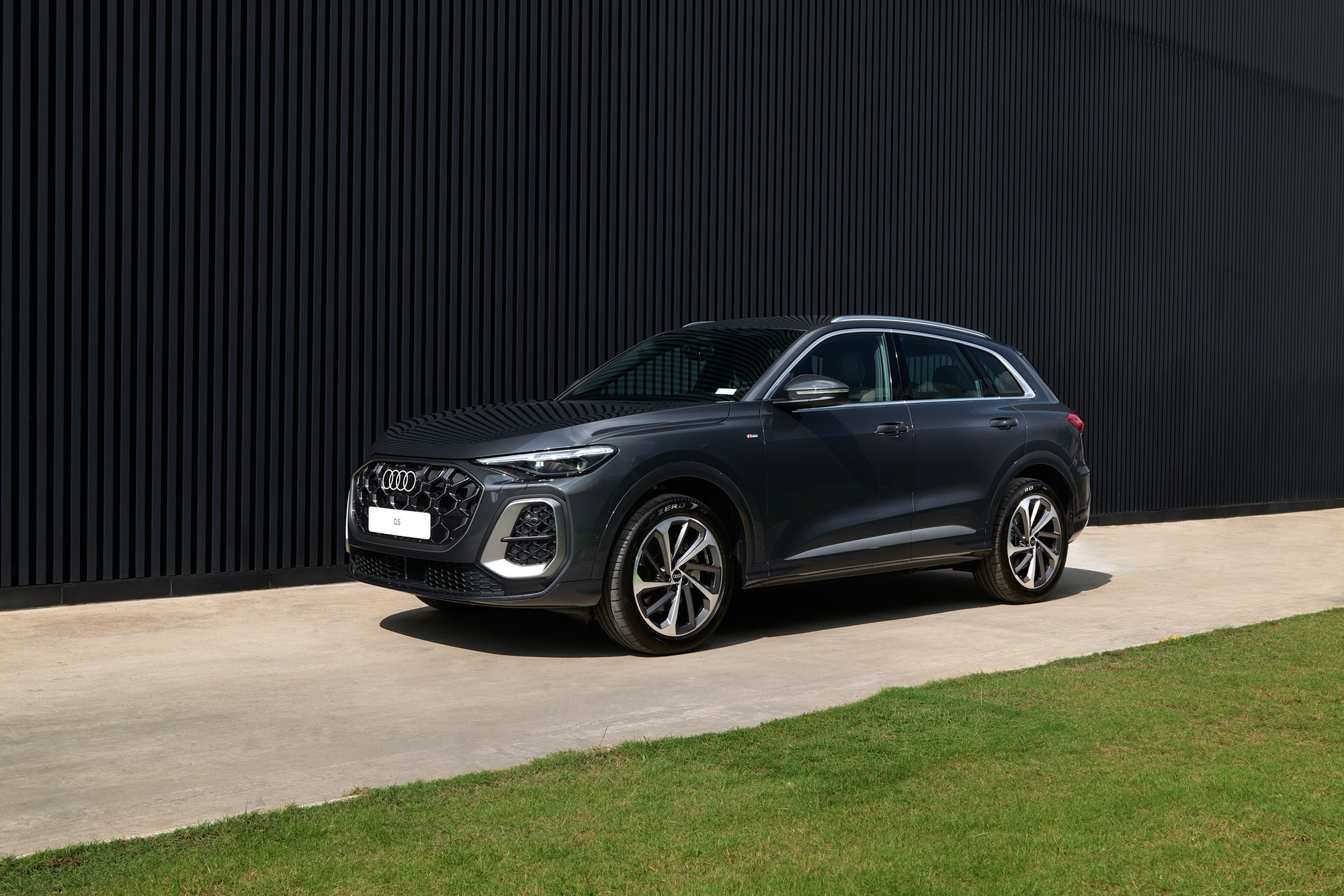 Audi ra mắt 2 mẫu SUV chiến lược Q3, Q5 tại Việt Nam, giá thấp nhất 2,09 tỷ đối đầu Mercedes-Benz và BMW - Ảnh 8