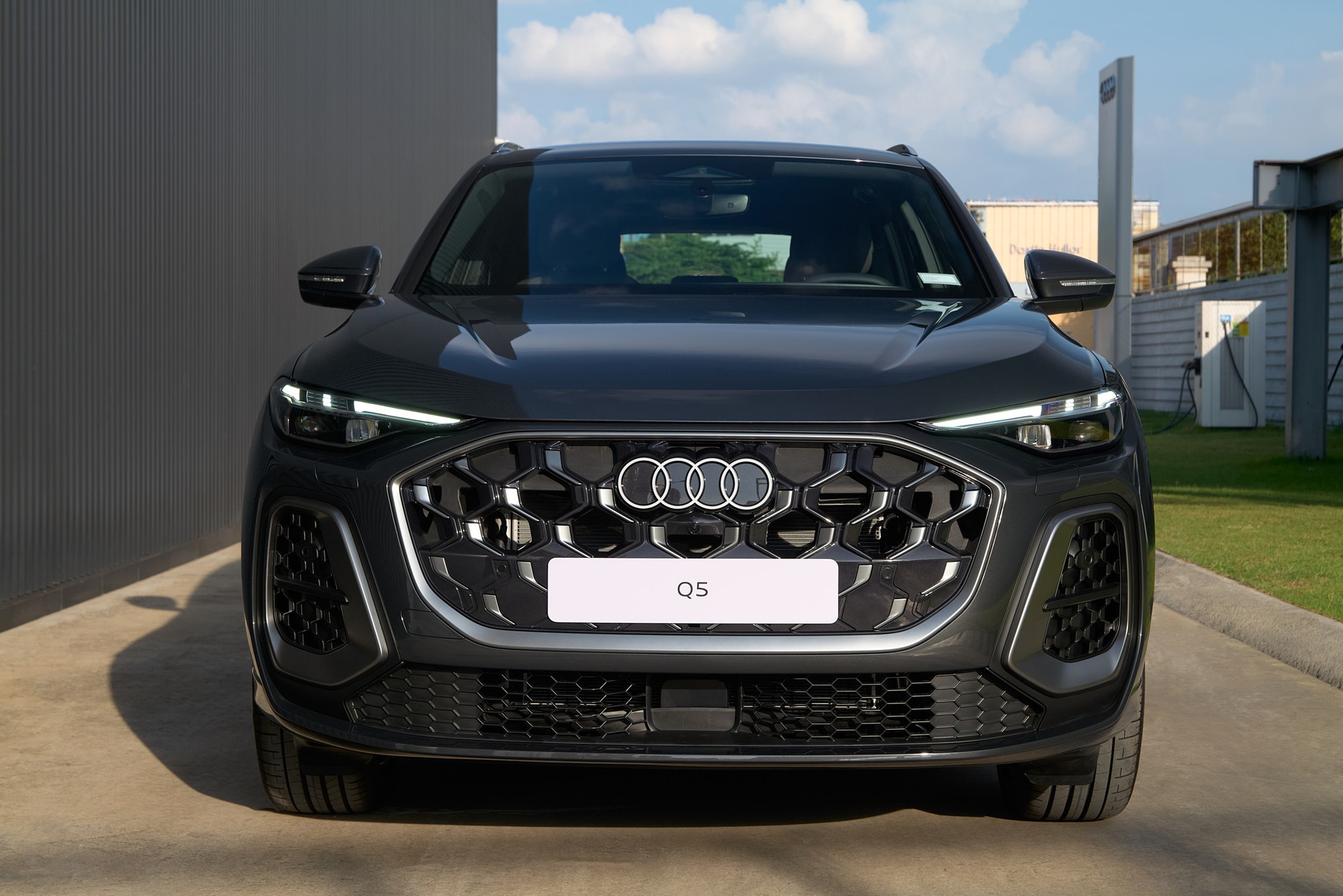Audi ra mắt 2 mẫu SUV chiến lược Q3, Q5 tại Việt Nam, giá thấp nhất 2,09 tỷ đối đầu Mercedes-Benz và BMW - Ảnh 11