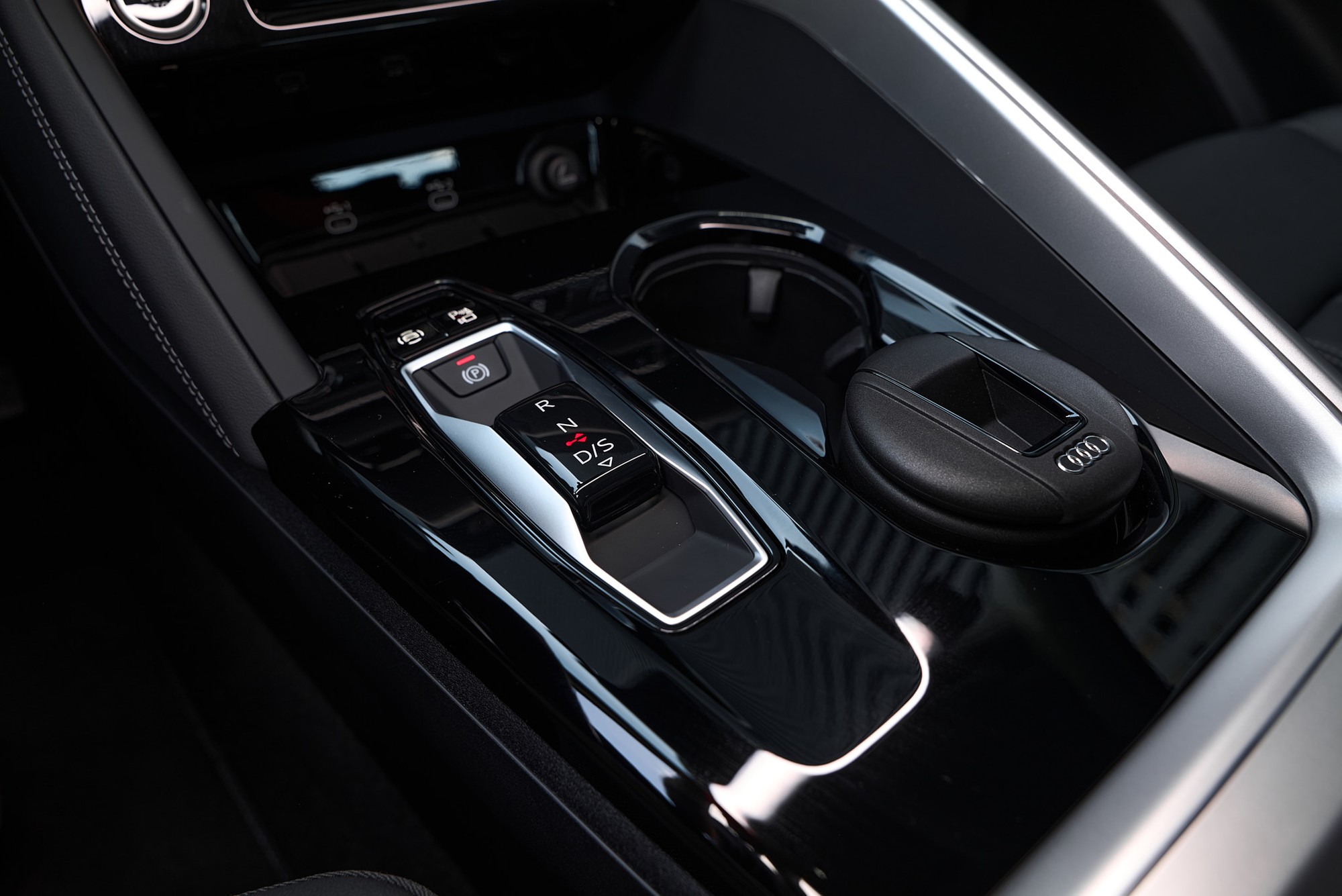 Audi ra mắt 2 mẫu SUV chiến lược Q3, Q5 tại Việt Nam, giá thấp nhất 2,09 tỷ đối đầu Mercedes-Benz và BMW - Ảnh 14