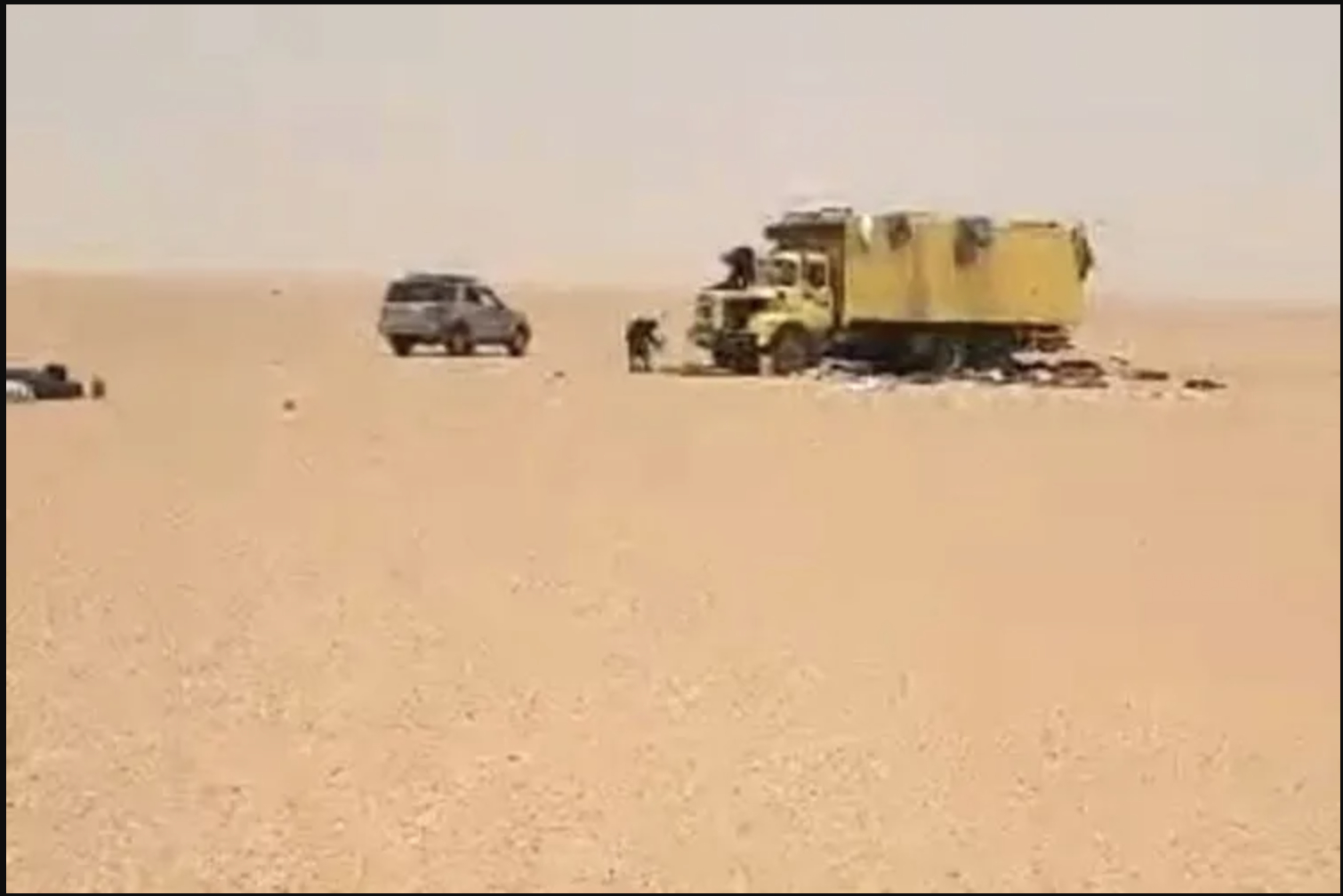 Ám ảnh hiện trường vụ hỏng xe giữa sa mạc Sahara: 49 người tử vong vì khát nước, 2 người sống sót thần kỳ nhờ đi bộ 48km - Ảnh 3
