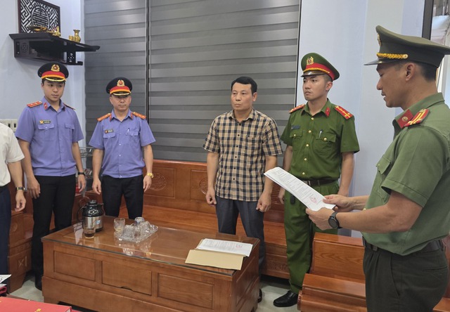 Khởi tố, bắt tạm giam Phó Chủ tịch UBND xã, Hiệu trưởng, Giám đốc doanh nghiệp... - Ảnh 1
