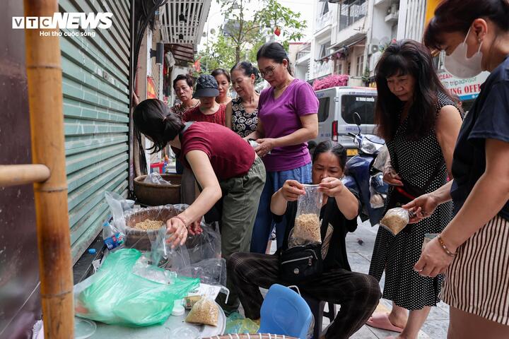 Mâm hoa cúng hút khách, giá bánh gio tăng gấp 3 lần trong ngày Tết Đoan ngọ - Ảnh 3