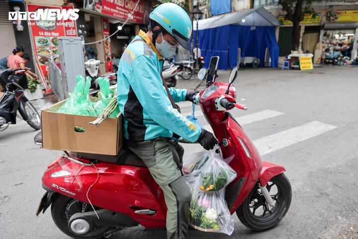 Mâm hoa cúng hút khách, giá bánh gio tăng gấp 3 lần trong ngày Tết Đoan ngọ - Ảnh 13