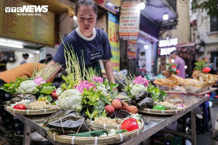 Mâm hoa cúng hút khách, giá bánh gio tăng gấp 3 lần trong ngày Tết Đoan ngọ - Ảnh 9