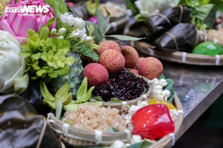 Mâm hoa cúng hút khách, giá bánh gio tăng gấp 3 lần trong ngày Tết Đoan ngọ - Ảnh 10