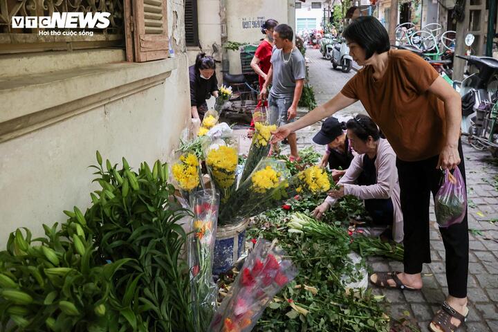 Mâm hoa cúng hút khách, giá bánh gio tăng gấp 3 lần trong ngày Tết Đoan ngọ - Ảnh 15