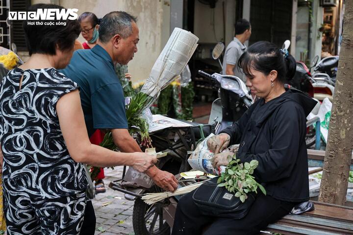Mâm hoa cúng hút khách, giá bánh gio tăng gấp 3 lần trong ngày Tết Đoan ngọ - Ảnh 16
