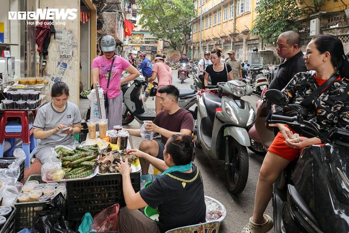 Mâm hoa cúng hút khách, giá bánh gio tăng gấp 3 lần trong ngày Tết Đoan ngọ - Ảnh 17