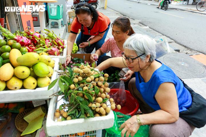 Mâm hoa cúng hút khách, giá bánh gio tăng gấp 3 lần trong ngày Tết Đoan ngọ - Ảnh 7