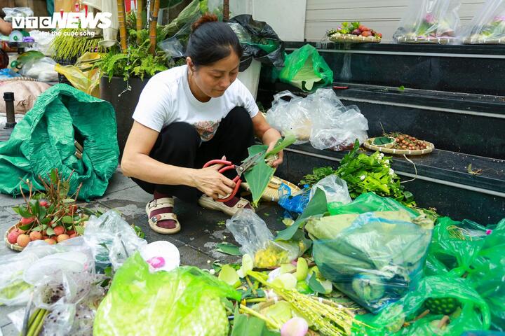 Mâm hoa cúng hút khách, giá bánh gio tăng gấp 3 lần trong ngày Tết Đoan ngọ - Ảnh 11