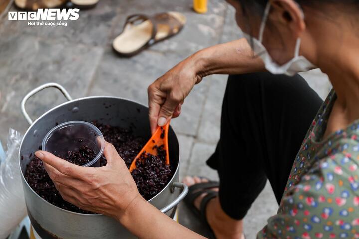 Mâm hoa cúng hút khách, giá bánh gio tăng gấp 3 lần trong ngày Tết Đoan ngọ - Ảnh 6
