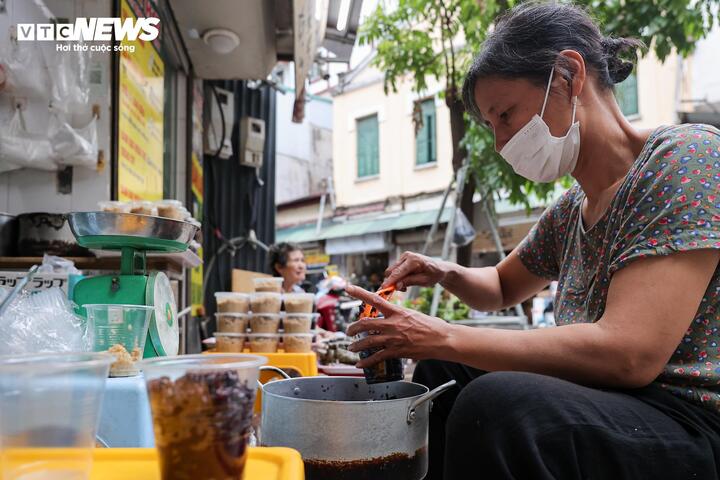 Mâm hoa cúng hút khách, giá bánh gio tăng gấp 3 lần trong ngày Tết Đoan ngọ - Ảnh 5